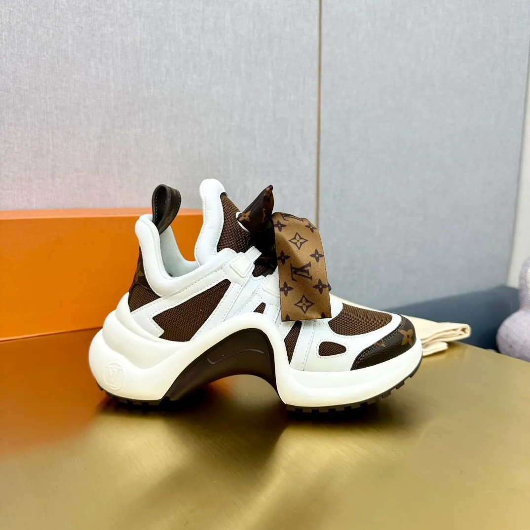 👟👟Ex-factory price 760👟👟LV donkey brand casual sports dad shoes. The bold and avant-garde design➕the distinctive wavy outsole is charming in the entire fashion circle. It is synonymous with new trends and trends. It is to be called the coolest casual sports shoe in history. Whoever wears it will become the most handsome person who turns heads. The height of the heel is about 5.5cm, and the heel is about 8mm.  🌸Imported fabrics🐂leather➕Imported🐐leather➕Imported T👟👟Ex-factory price U splicing 🌸Inner lining imported mesh fabric➕Cowhide lining Outsole vacuum foaming and T👟👟Ex-factory price U combination 🌸 Size women's size 35-41